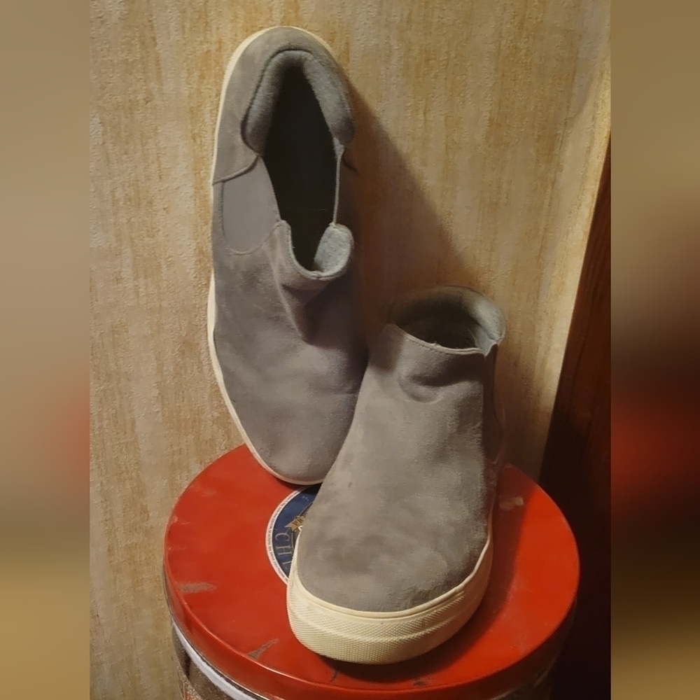 EUC Soda Grey suede wedge, sz 10